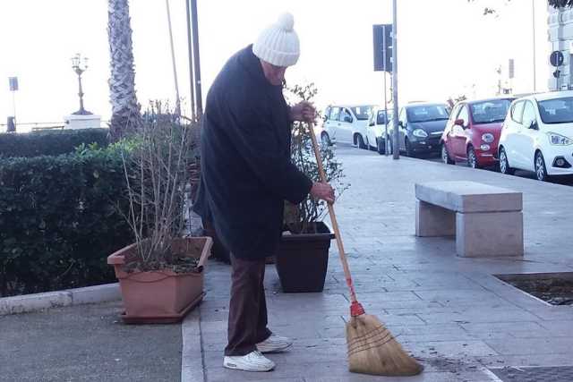 Bari: la storia di Antonio, il signore che ogni mattina spazza via i rifiuti da largo Adua
